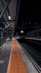 深夜无人火车站台