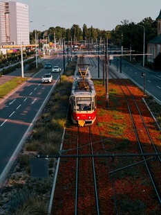 黄昏城市有轨电车街景