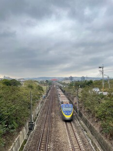 郊野铁路上行驶的列车