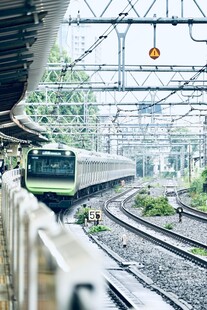 驶入站台的高铁列车