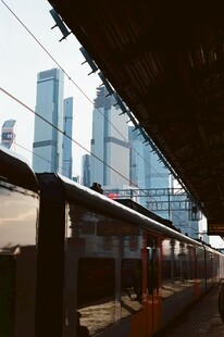 玻璃外的城市高楼