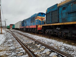 雪后铁轨旁的货运列车