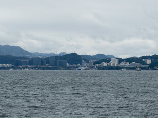 海面远眺沿岸山城风光