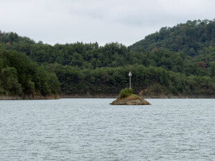 湖中小岛山野湖景风光