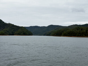 阴天湖山自然风光