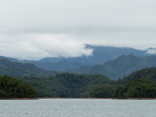 阴天湖山远景