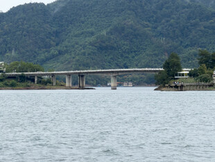 山湖间跨水大桥