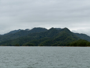 阴天湖山自然景观