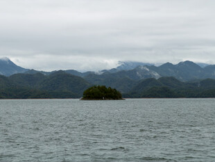 阴天湖中小岛山水风光