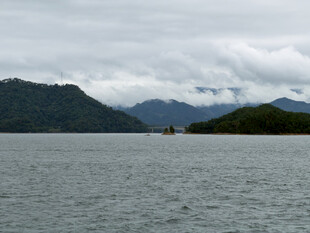 阴天湖畔远山风光