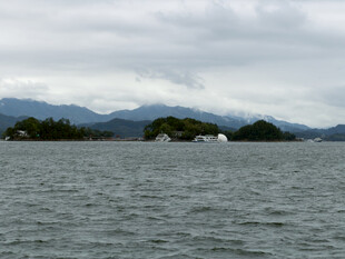 阴天湖中小岛风光