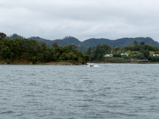 湖畔山水自然景观