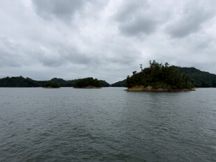 阴天湖中小岛风光