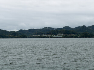 阴天湖景远山风光
