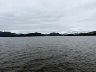 阴天湖景远山风光