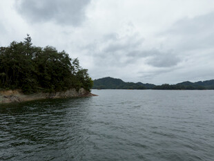 阴天湖畔自然风景
