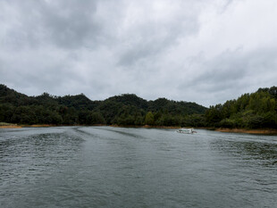 阴天郊野湖山风光