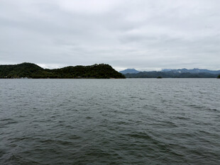 阴天湖面山水风光