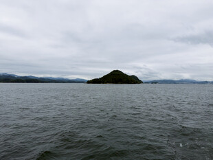 阴天湖面孤岛风光