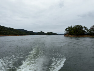 阴天湖面山水风光