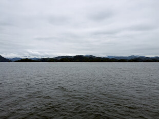 阴天湖面远山风光