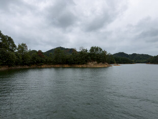阴天湖畔山野风光