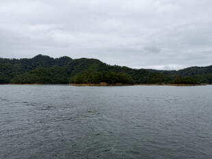 阴天湖山自然风光