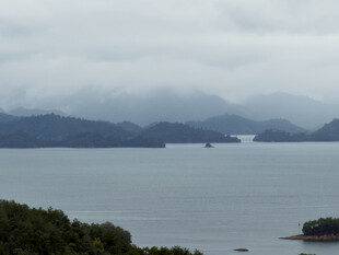 朦胧湖山自然风景