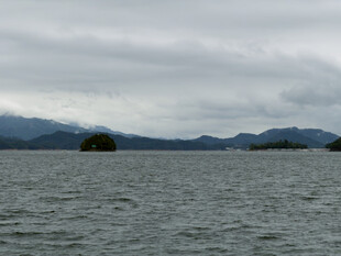 阴天湖景远山风光