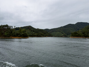阴天山间湖泊自然风光