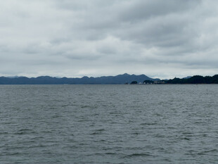 阴天湖面远山景致