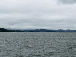 阴天湖面远山风光