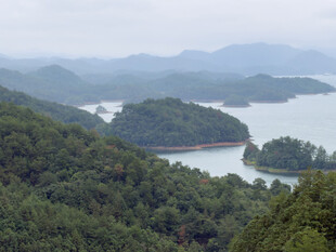 远眺雾中山湖风光