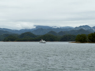 湖面游船远山风光