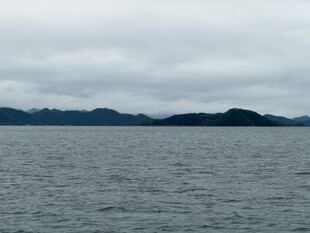 阴天湖面远山风光