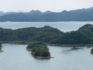湖岛远山自然景观
