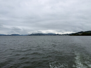 阴天湖面远山风光