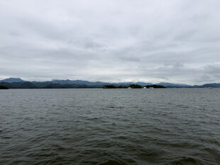 阴天湖面远山风光