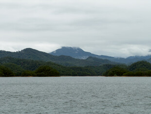 湖畔远山阴天景致