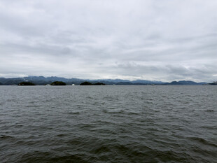 阴天湖面山水风光