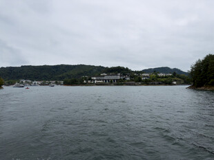 湖岸山水村落风光