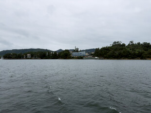 阴天湖岸自然风光
