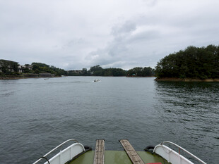 乘船眺望湖岸风光