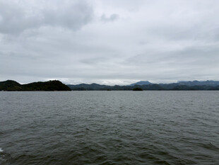 阴天湖面远山风光