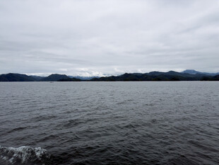 阴天湖面远山风光
