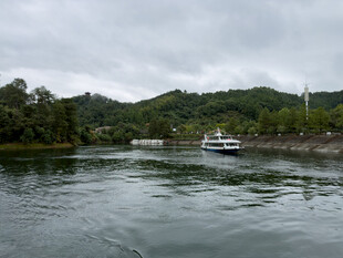 湖畔游船青山风光