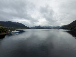 阴天山湖静谧风光
