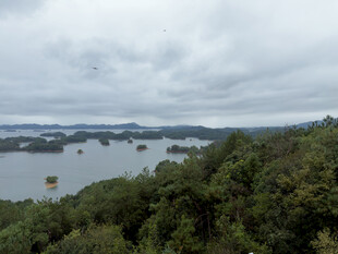 多云天湖岛山林风光