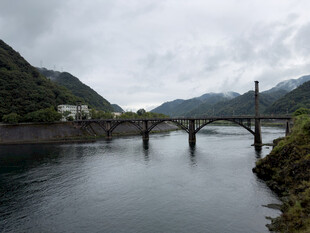 阴天河谷跨桥自然风光