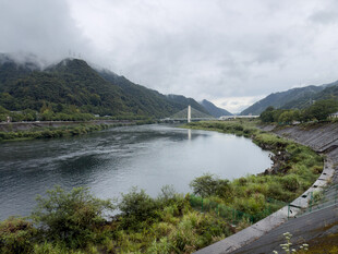 河畔阴天山野风光